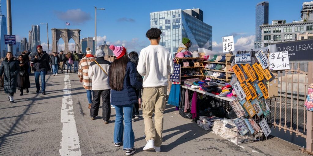 Brooklyn Bridge ban on souvenir sellers kicks in: