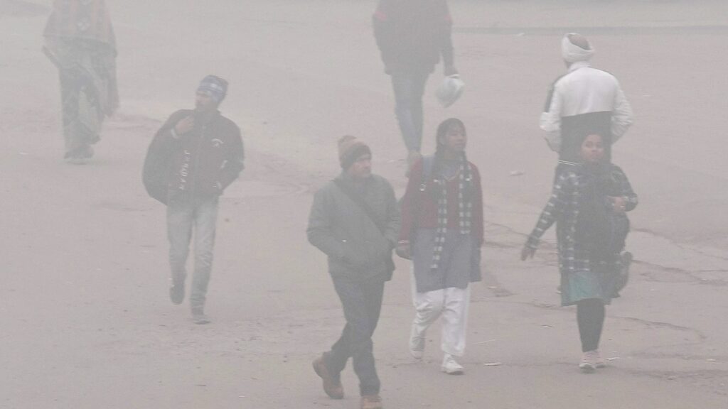 delhi north india cold wave fog temperature weather alerts imd flights delay trains latest news