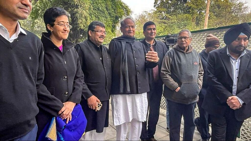 Congress Leader Mukul Wasnik, Ashok Gehlot, DPCC President Arvinder Singh Lovely with AAP leaders Atishi and Saurabh Bhardwaj