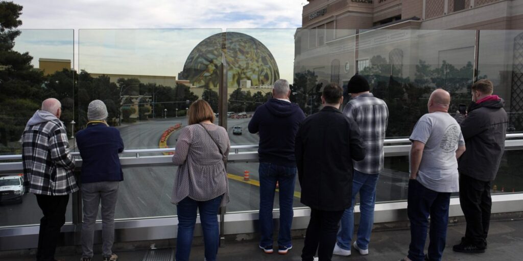 Las Vegas moves to punish pedestrians who stop on Strip to take photos