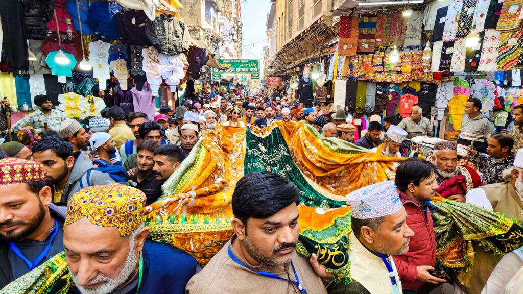 Pakistani pilgrims offer chadar at Ajmer dargah during Urs