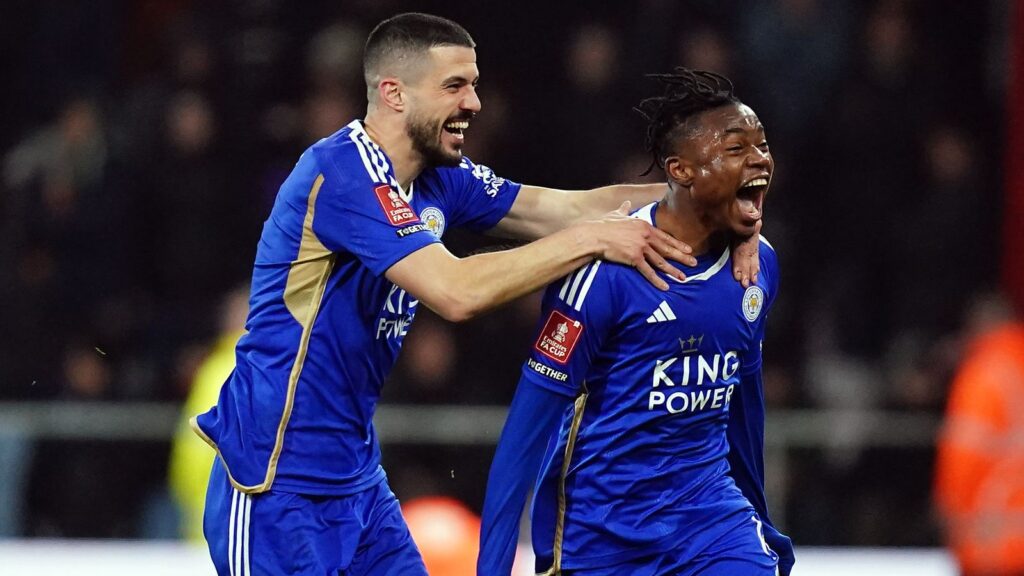 Abdul Fatawu's wonder strike send Leicester through