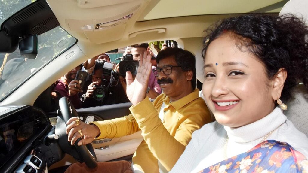 File image of Jharkhand CM Hemant Soren with his wife Kalpana