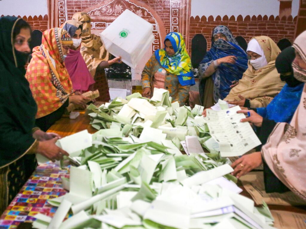 Pakistan’s Khan, Sharif both claim election win, despite no clear majority | Elections News