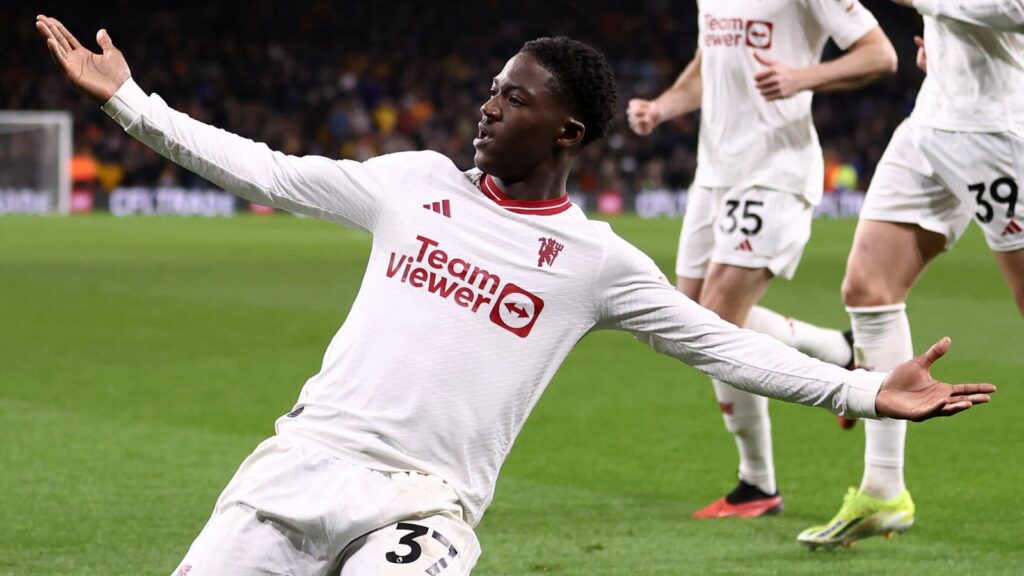 Kobbie Mainoo celebrates after his injury-time strike gives Manchester United a 4-3 lead at Wolves