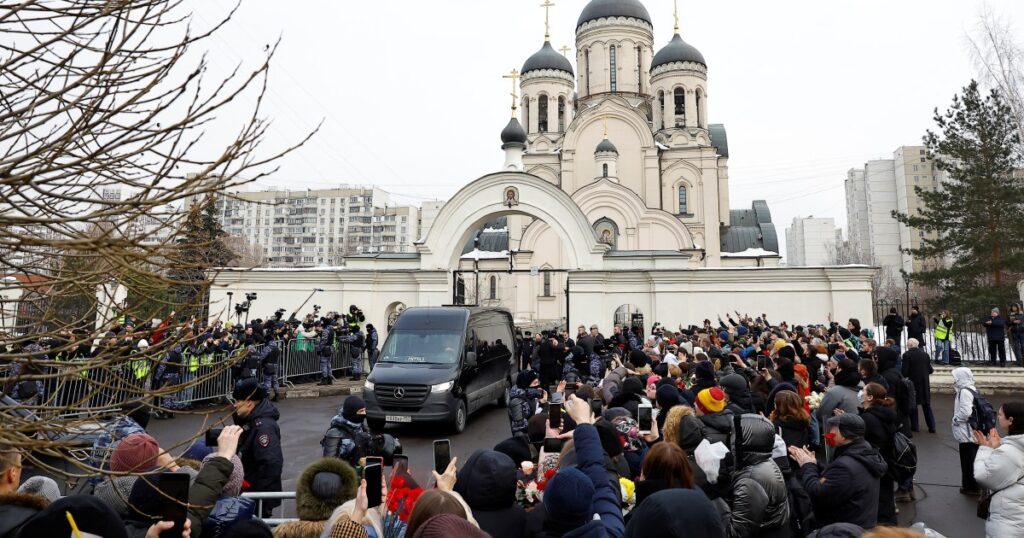 Thousands bid final farewell to Russia’s Alexey Navalny, risking arrest | Human Rights News