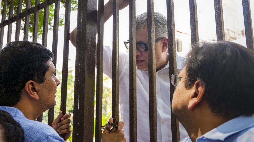 TMC dharna | Derek O’Brien, Saket Gokhale, others continue dharna at Delhi's Mandir Marg police station